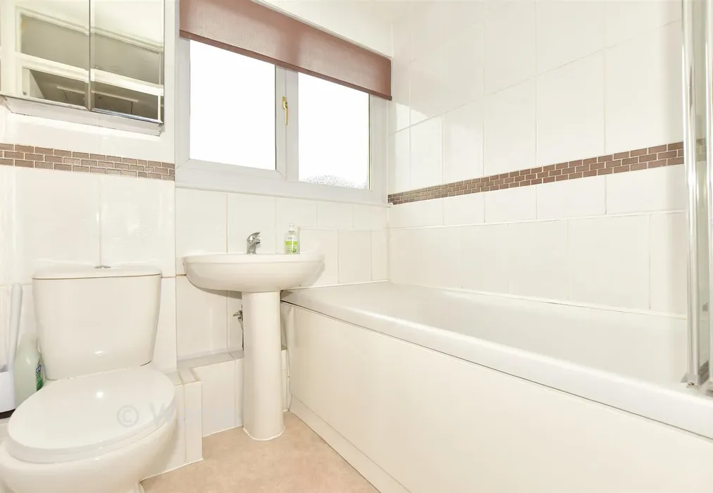 Bathroom - Enbrook Road, Sandgate, Folkestone, Kent - Wards of Kent