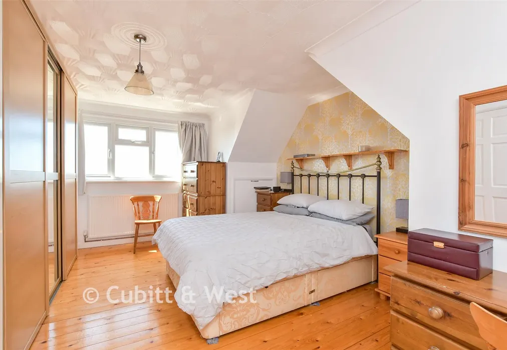 Bedroom 1 - Crescent Drive North, Woodingdean, Brighton, East Sussex - Wards of Kent