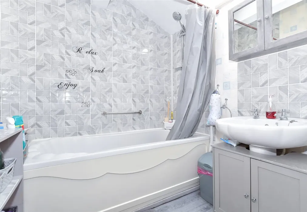 Bathroom - Perry Street, Maidstone, Kent - Wards of Kent