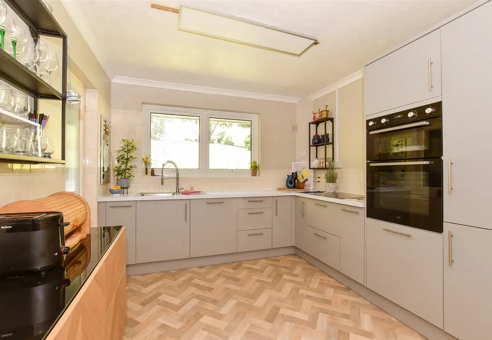 Kitchen - Leeson Road, Ventnor, Isle of Wight - Wards of Kent