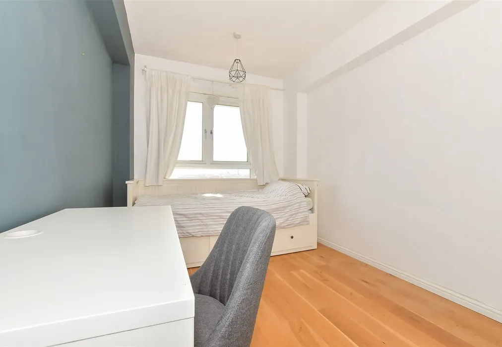 Bedroom 2 - The Gateway, Dover, Kent - Wards of Kent