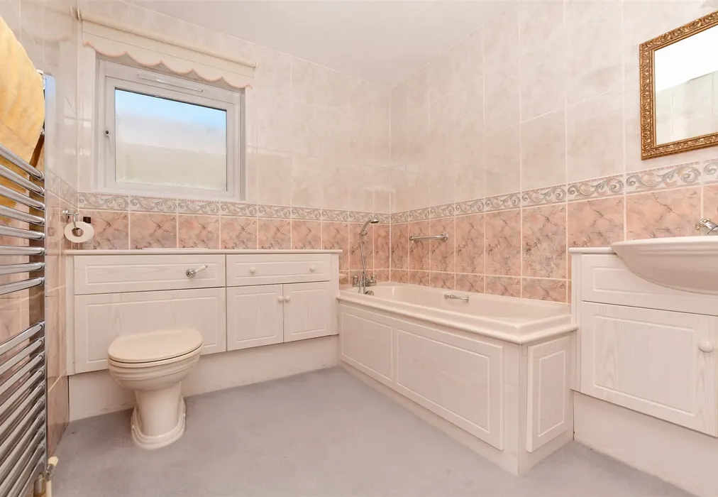 Family Bathroom - Beacon Walk, Tenterden, Kent - Wards of Kent
