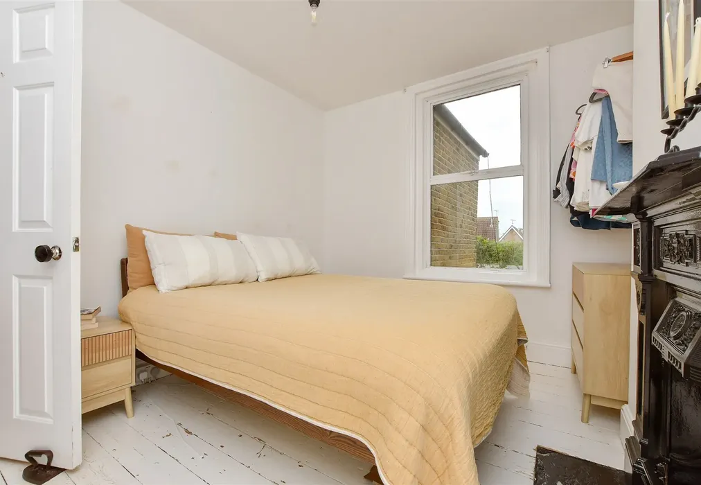 Bedroom 1 - Borstal Hill, Whitstable, Kent - Wards of Kent
