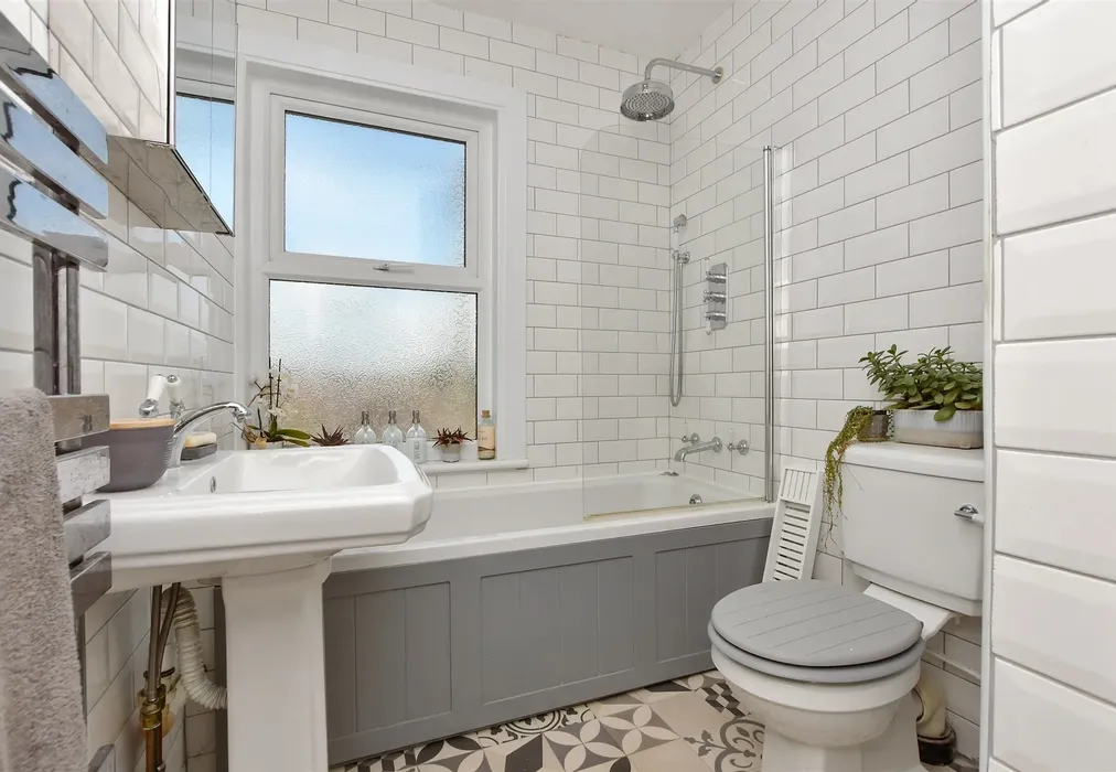 Bathroom - Margate Road, Ramsgate, Kent - Wards of Kent