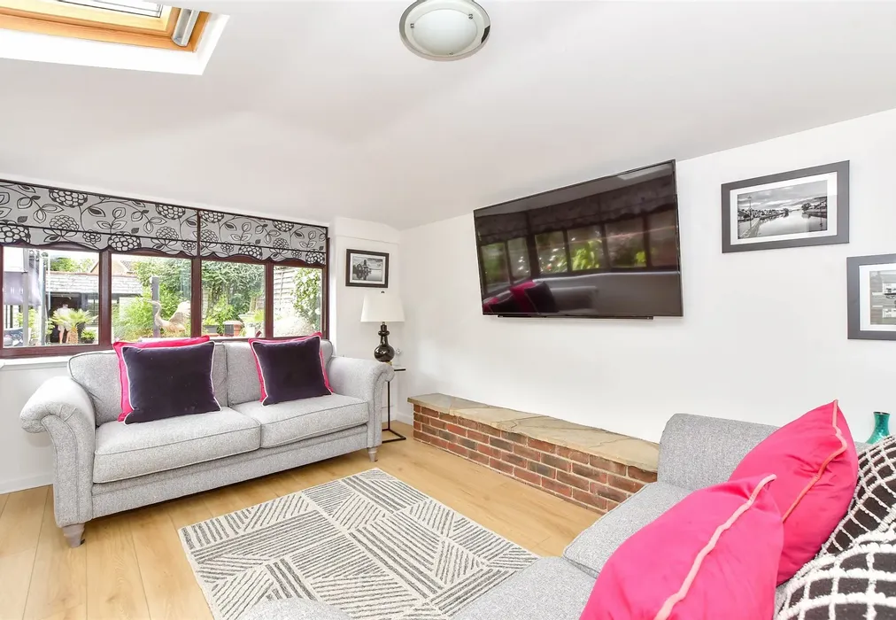 Family Area - Whichers Gate Road, Rowland's Castle, Hampshire - Wards of Kent