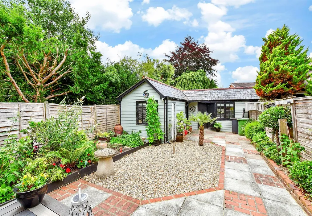 Rear Garden - Whichers Gate Road, Rowland's Castle, Hampshire - Wards of Kent