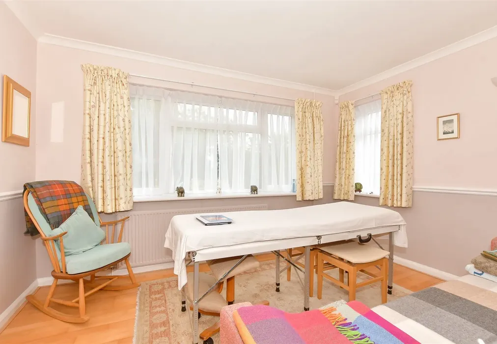 Bedroom 2 - Bekesbourne Hill, Bekesbourne, Canterbury, Kent - Wards of Kent