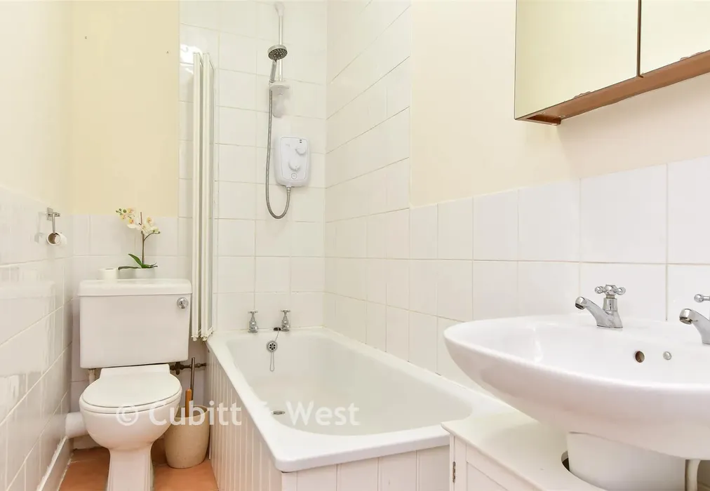 Bathroom - Grantham Road, Brighton, East Sussex - Wards of Kent