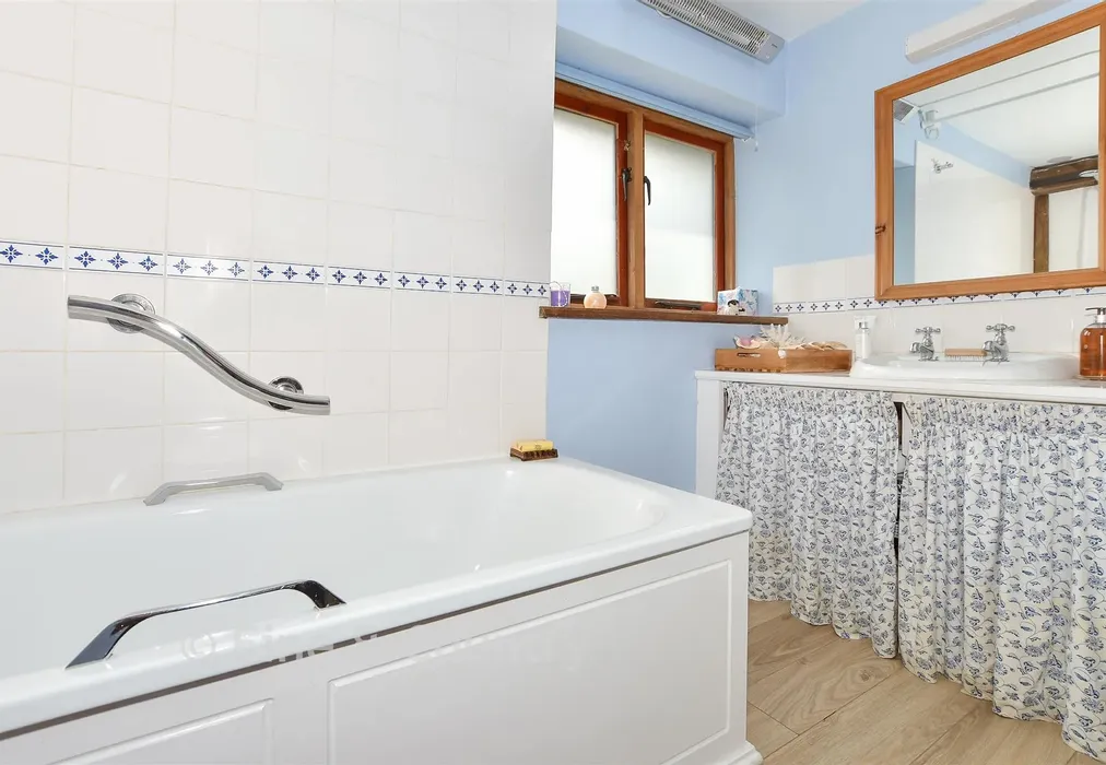 Bathroom - Gillridge Lane, Crowborough, East Sussex - Wards of Kent