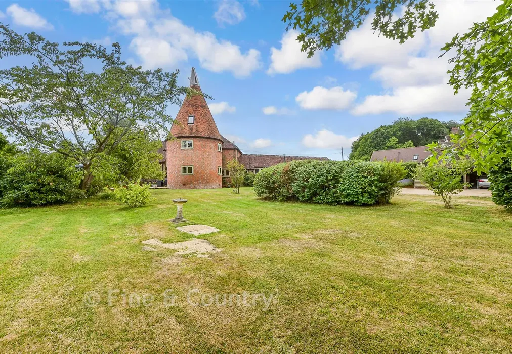 Rear Garden - Gillridge Lane, Crowborough, East Sussex - Wards of Kent
