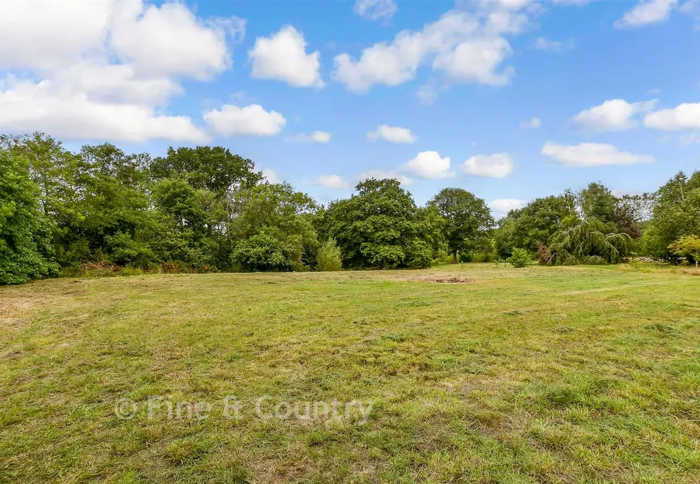 Rear Garden - Gillridge Lane, Crowborough, East Sussex - Wards of Kent