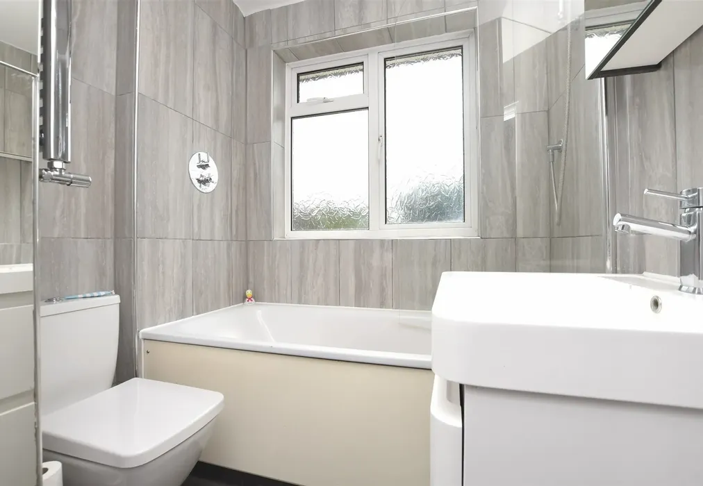 Bathroom - Dilston Road, Leatherhead, Surrey - Wards of Kent