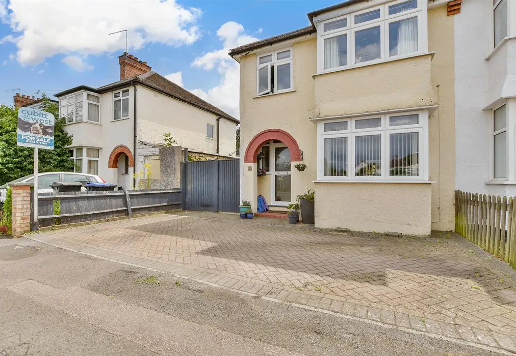 Driveway/Parking - Dilston Road, Leatherhead, Surrey - Wards of Kent