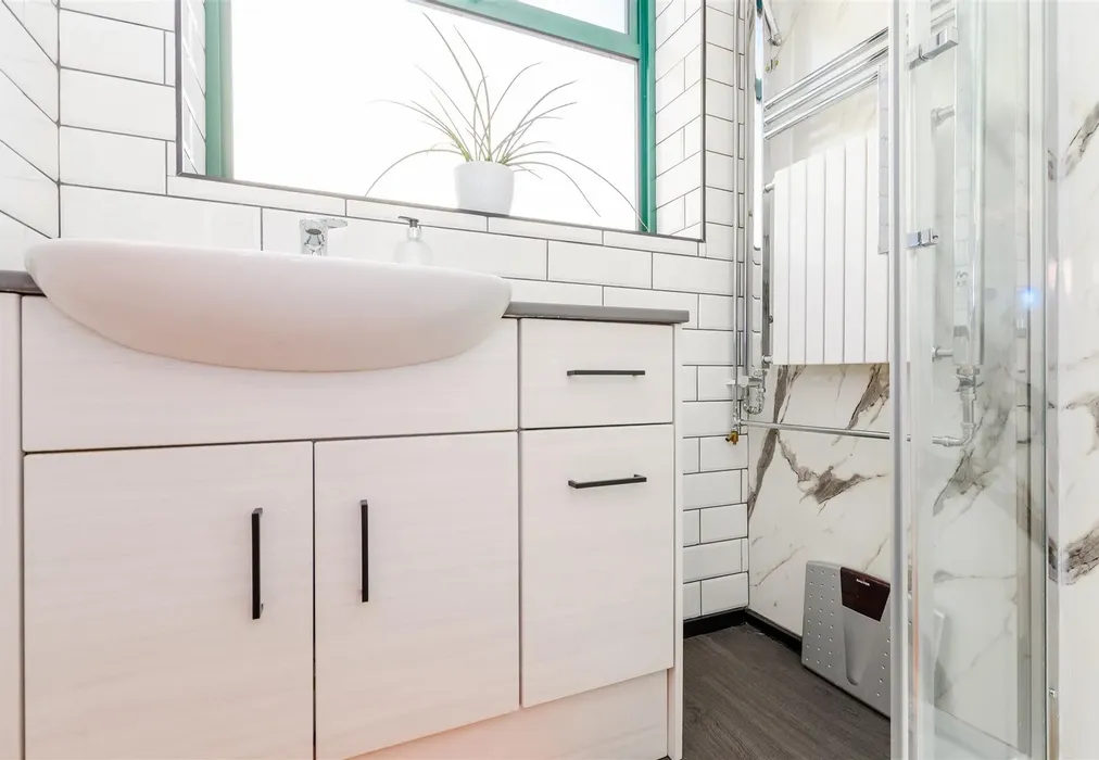 Shower Room - Harold Road, Dartford, Kent - Wards of Kent
