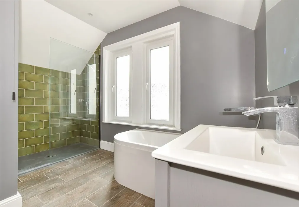 Bathroom - High Street, Sandown, Isle of Wight - Wards of Kent
