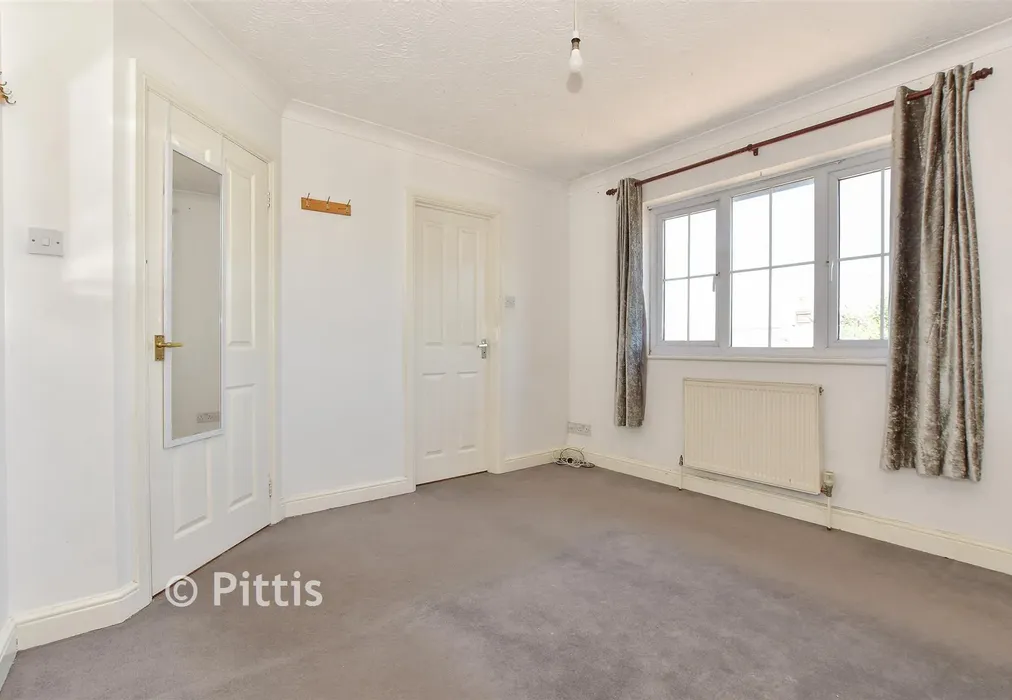 Bedroom 1 - The Bramleys, Newport, Isle of Wight - Wards of Kent