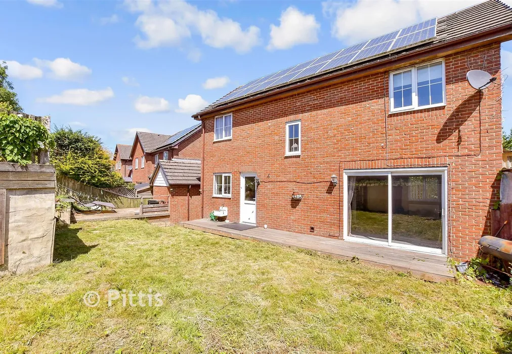 Rear Garden - The Bramleys, Newport, Isle of Wight - Wards of Kent