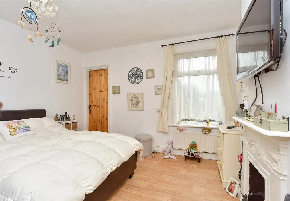Bedroom 2 - The Street, Bapchild, Sittingbourne, Kent - Wards of Kent