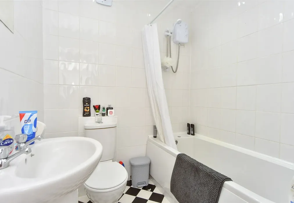 Annexe Bathroom - The Street, Bapchild, Sittingbourne, Kent - Wards of Kent