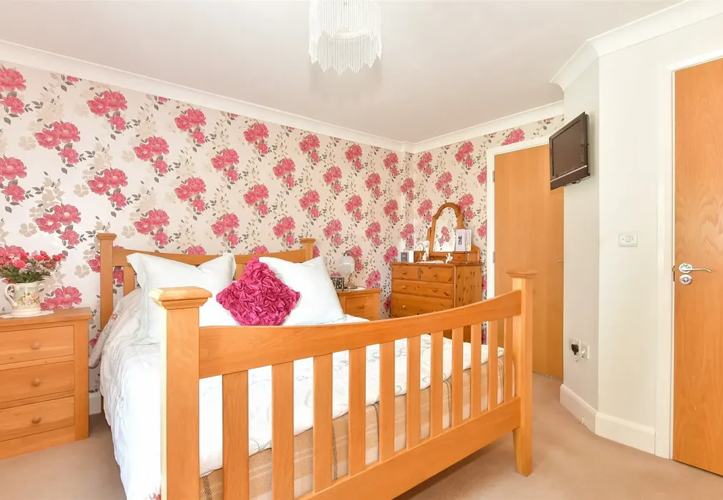 Bedroom 1 - Lower Road, Teynham, Sittingbourne, Kent - Wards of Kent