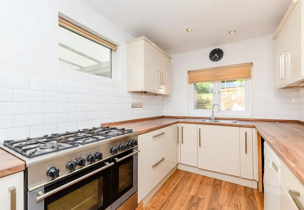 Kitchen - Oakfield Park Road, Dartford, Kent - Wards of Kent