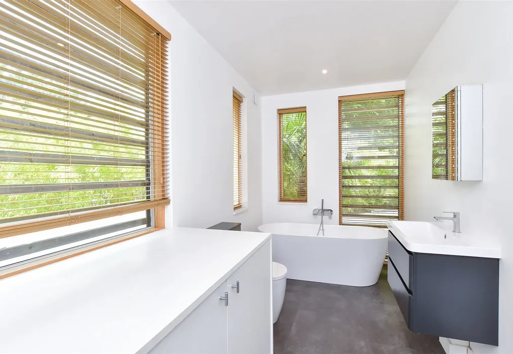 En-Suite Bathroom - Southdown Road, Brighton, East Sussex - Wards of Kent