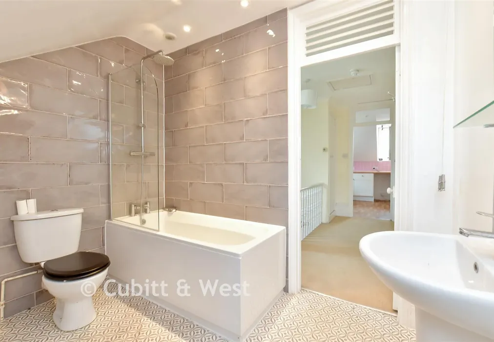 Bathroom - Springfield Road, Brighton, East Sussex - Wards of Kent