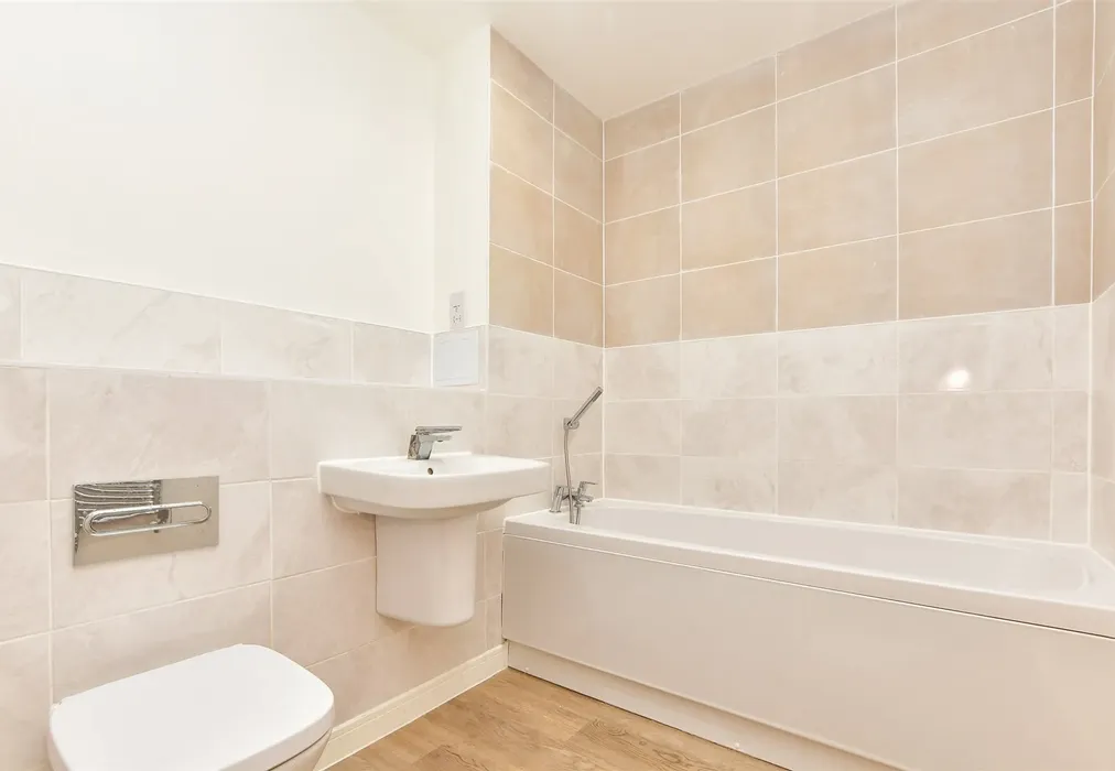 Bathroom - Station Road North, Merstham, Redhill, Surrey - Wards of Kent
