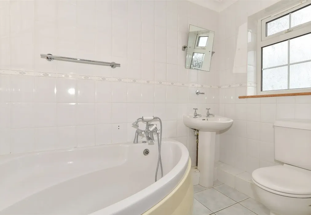 En-Suite Bathroom - Falcon Gardens, Minster On Sea, Sheerness, Kent - Wards of Kent