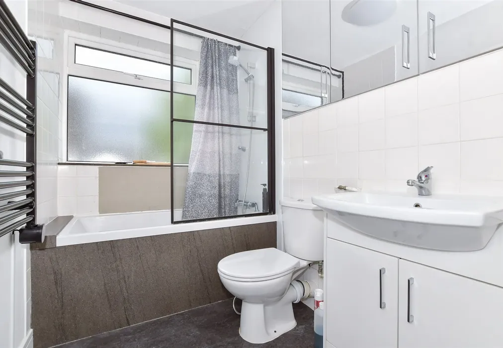 Bathroom - Tonbridge Road, Maidstone, Kent - Wards of Kent