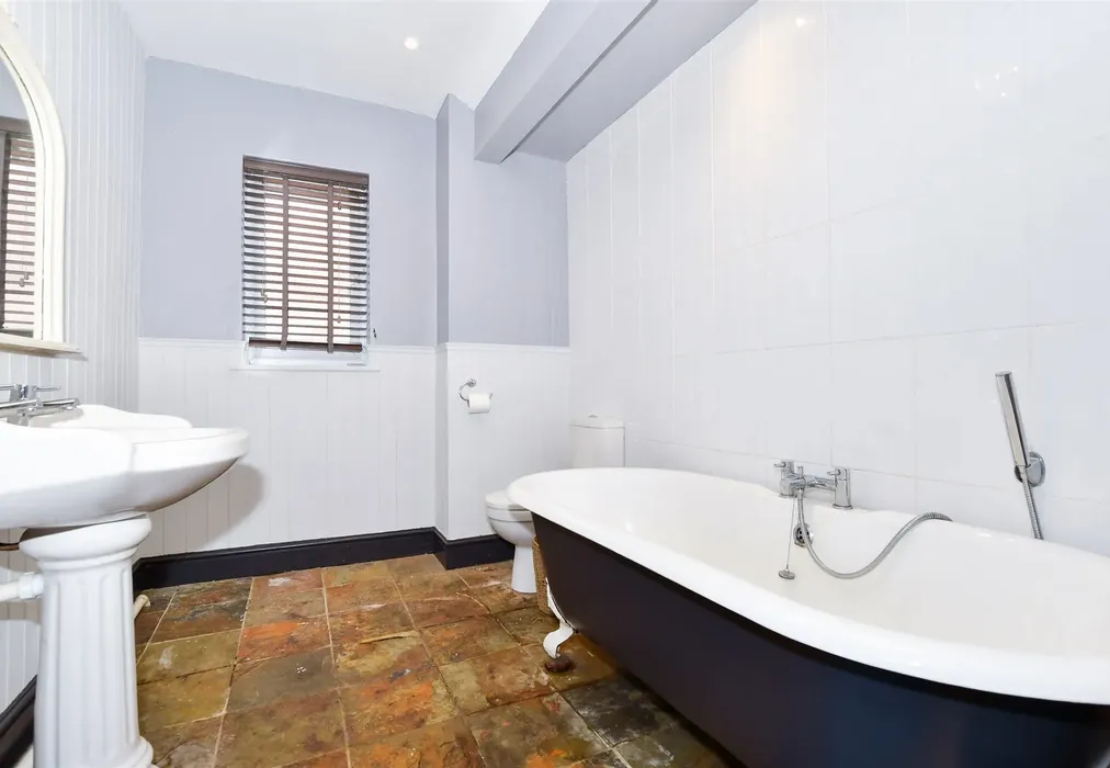 Bathroom - Loose Road, Maidstone, Kent - Wards of Kent