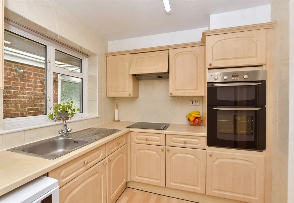 Kitchen - Quantock Drive, Ashford, Kent - Wards of Kent