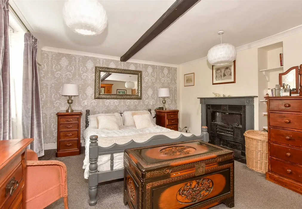 Bedroom 1 - Canterbury Road, Sarre, Birchington, Kent - Wards of Kent