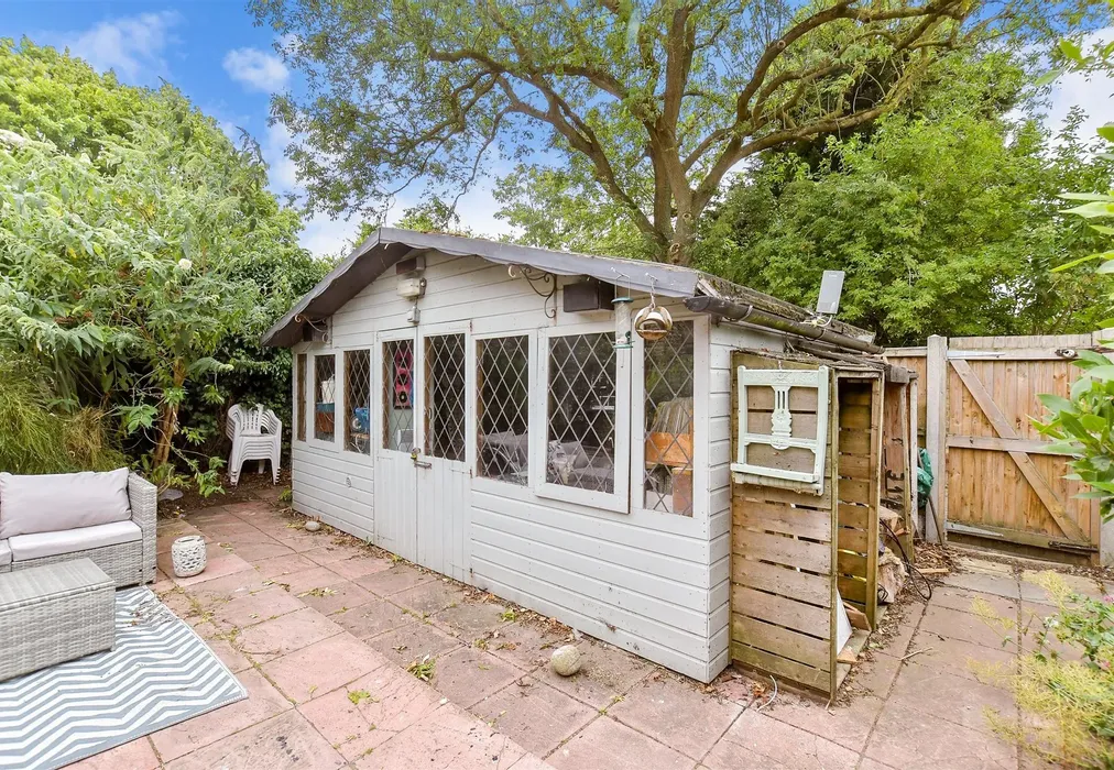 Side Garden - Canterbury Road, Sarre, Birchington, Kent - Wards of Kent