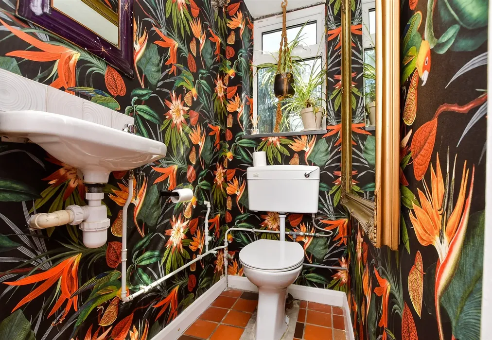 Bathroom - Dovers Green Road, Reigate, Surrey - Wards of Kent
