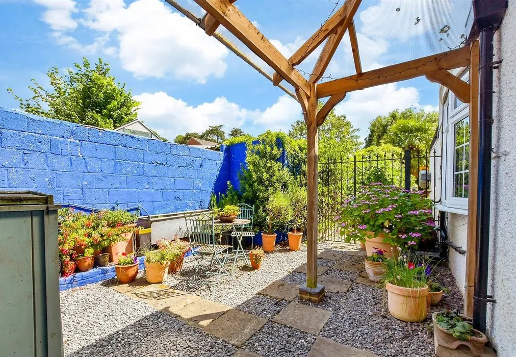 Side Garden - Dovers Green Road, Reigate, Surrey - Wards of Kent