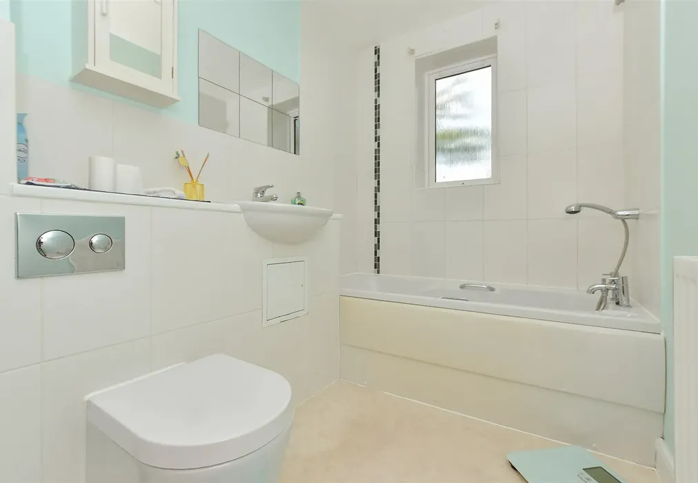 Bathroom - Adams Drive, Willesborough, Ashford, Kent - Wards of Kent