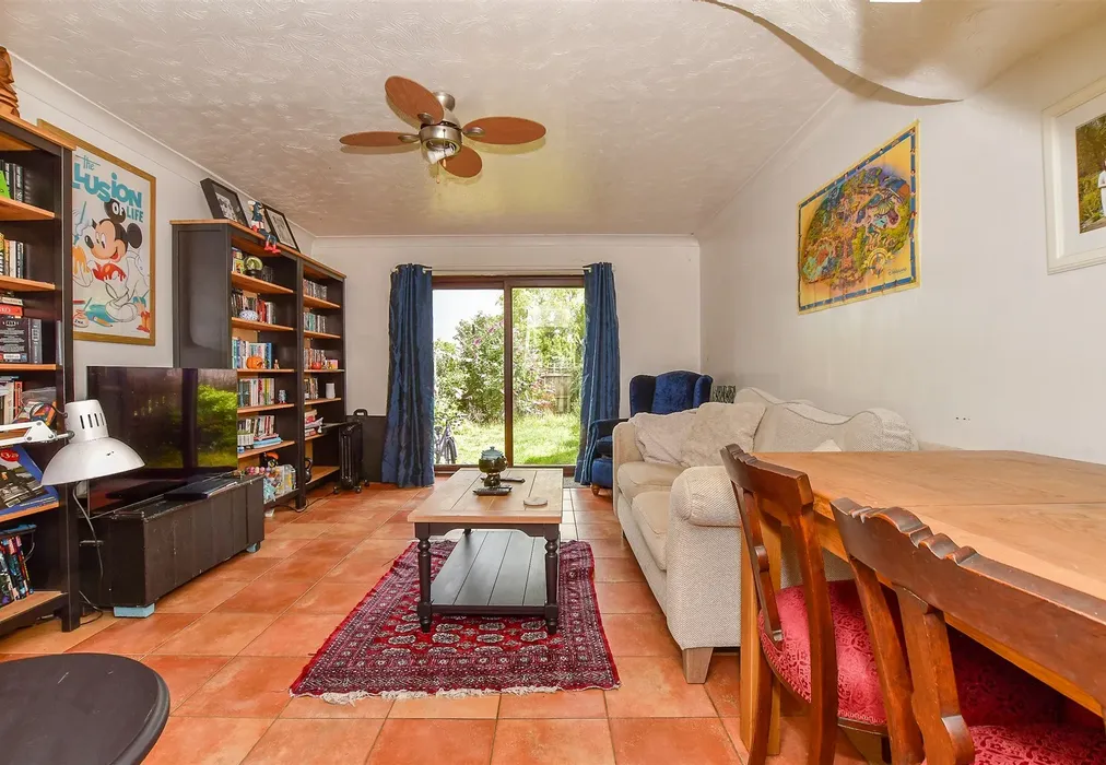Lounge - The Sidings, Lyminge, Folkestone, Kent - Wards of Kent
