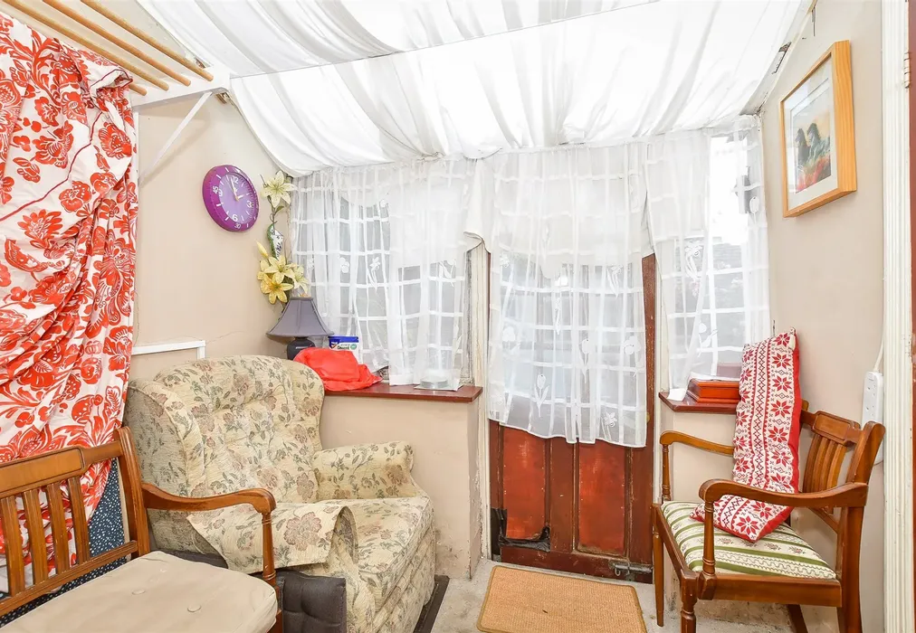 Sun Room - Stubbington Avenue, Portsmouth, Hampshire - Wards of Kent