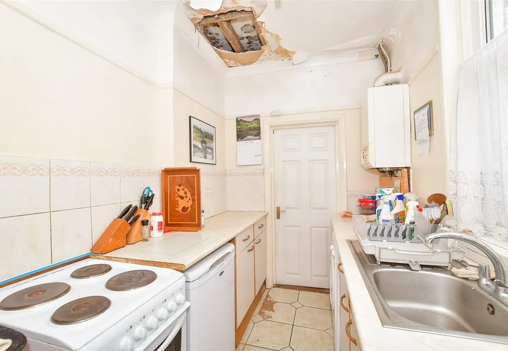 Kitchen - Stubbington Avenue, Portsmouth, Hampshire - Wards of Kent