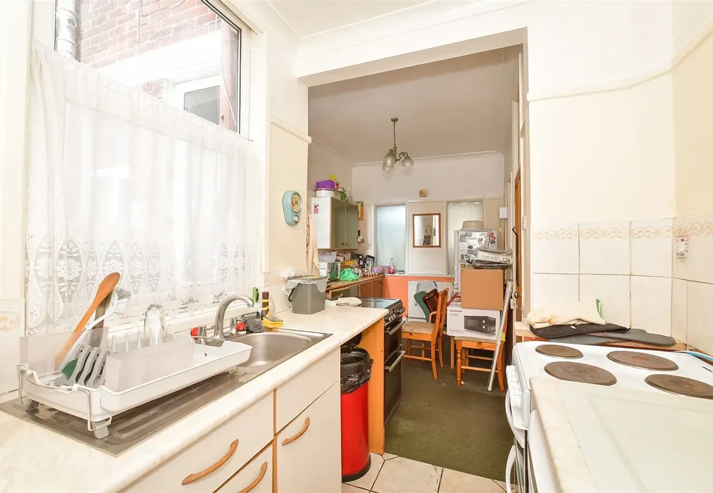 Kitchen - Stubbington Avenue, Portsmouth, Hampshire - Wards of Kent