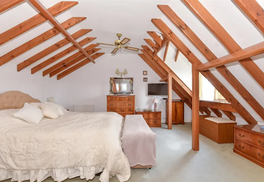 Main Bedroom - Bekesbourne Lane, Bekesbourne, Canterbury, Kent - Wards of Kent