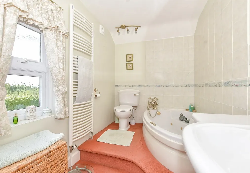 En-Suite Bathroom - Bekesbourne Lane, Bekesbourne, Canterbury, Kent - Wards of Kent