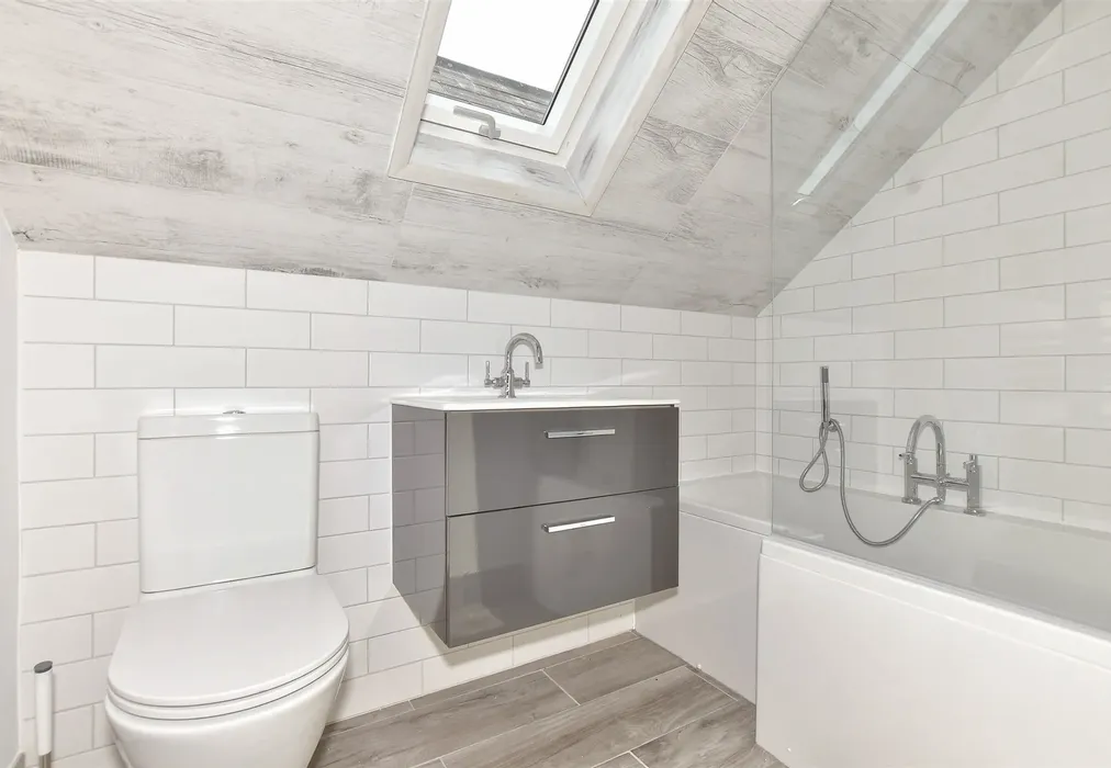 En-Suite Bathroom - Bekesbourne Lane, Bekesbourne, Canterbury, Kent - Wards of Kent