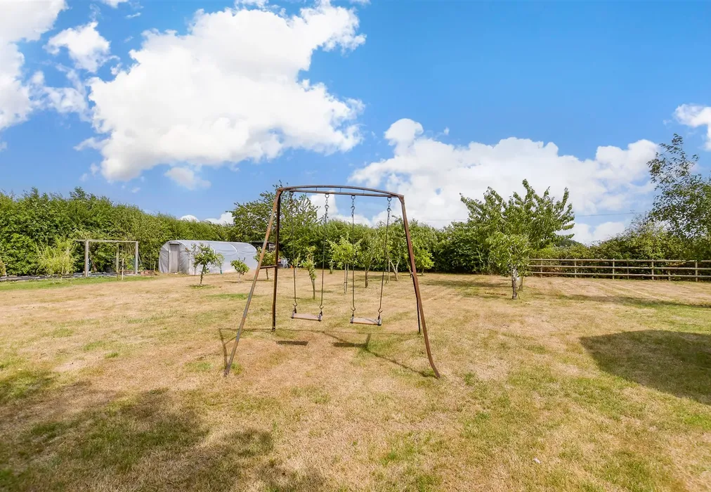 Side Garden - Bekesbourne Lane, Bekesbourne, Canterbury, Kent - Wards of Kent