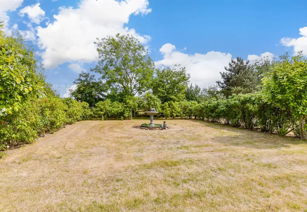 Side Garden - Bekesbourne Lane, Bekesbourne, Canterbury, Kent - Wards of Kent