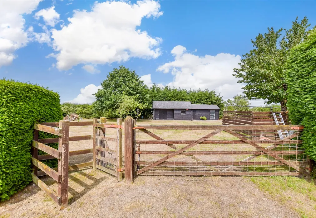Rear Garden - Bekesbourne Lane, Bekesbourne, Canterbury, Kent - Wards of Kent