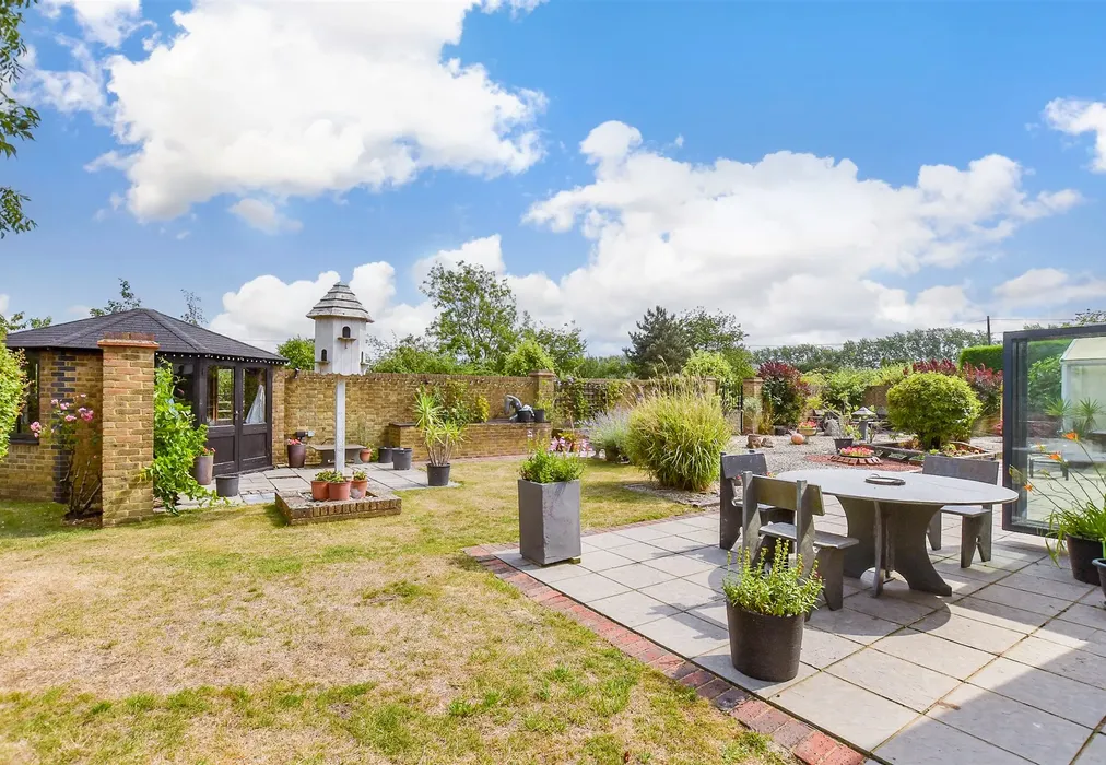 Side Garden - Bekesbourne Lane, Bekesbourne, Canterbury, Kent - Wards of Kent