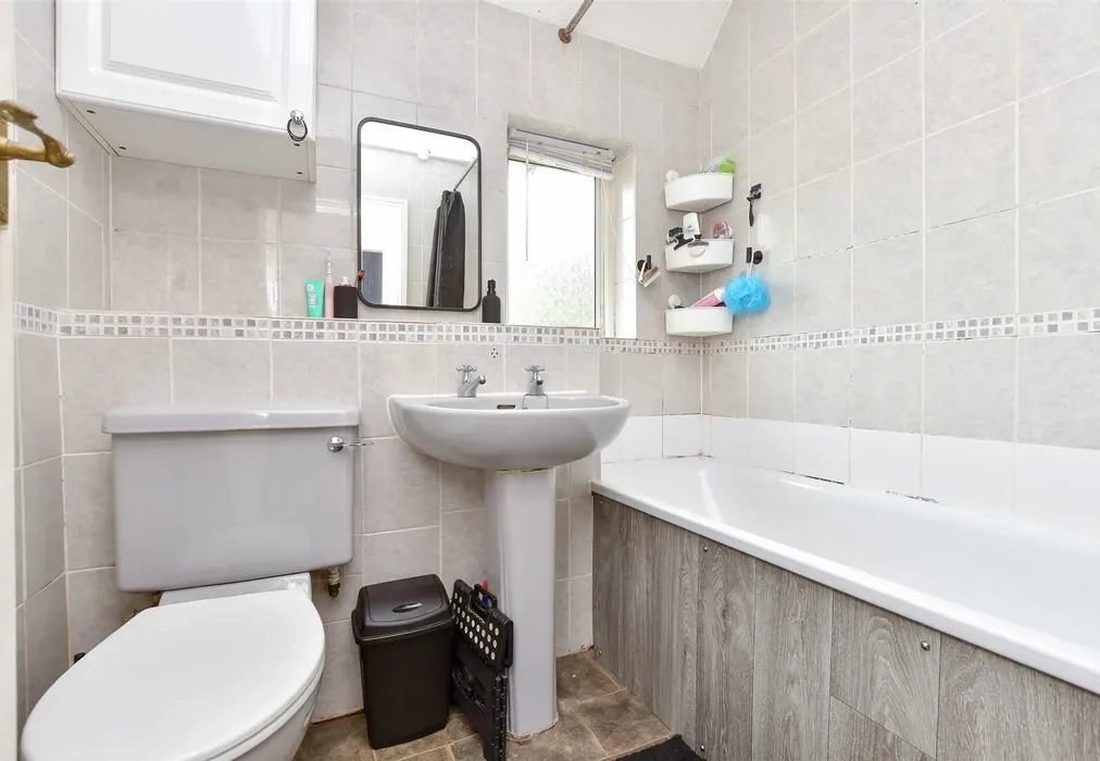 Bathroom - Connaught Gardens, Margate, Kent - Wards of Kent