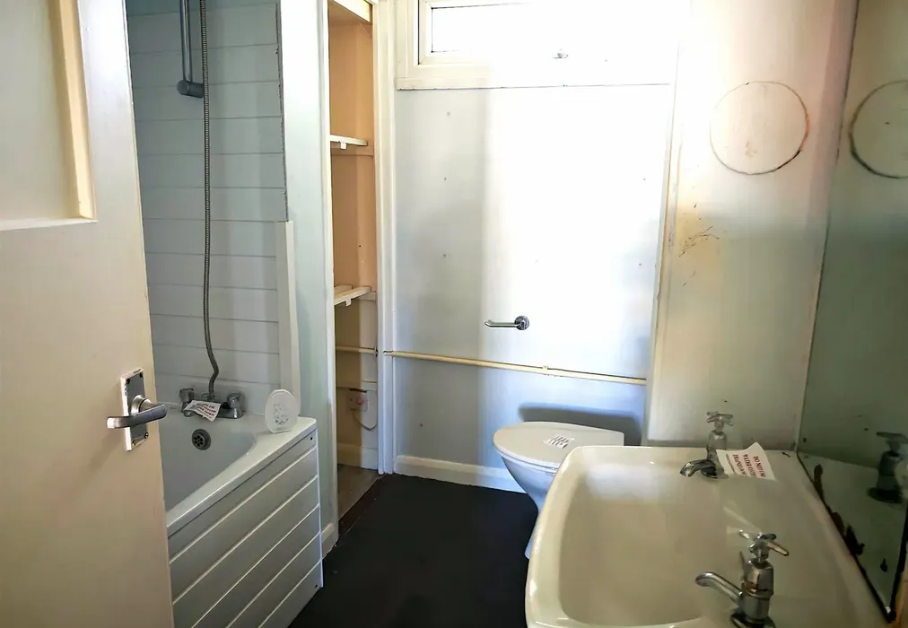 Bathroom - Lumsden Road, Southsea, Hampshire - Wards of Kent